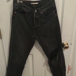 Levi’s wedgie straight black distressed jean. Size 28 SHORT